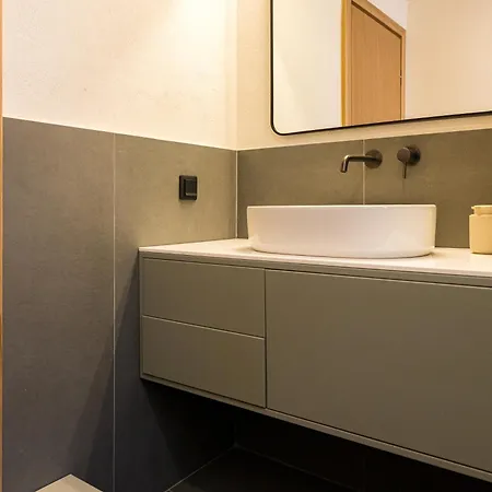 Barn Nikiti (Sithonia)